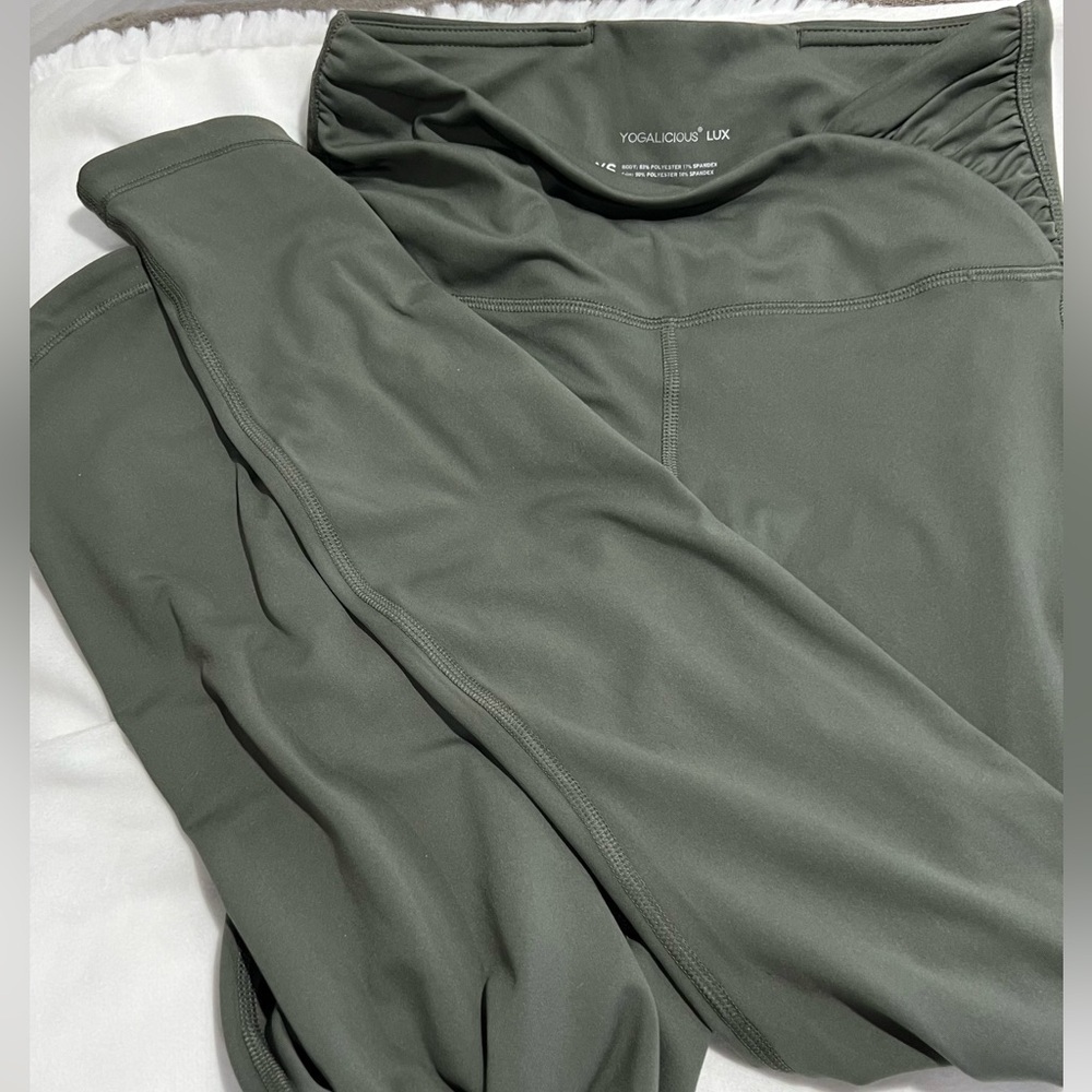 NWT Yogalicious Lux Harmony Ankle Tight Size XS in Mulled Basil color - Picture 8 of 8